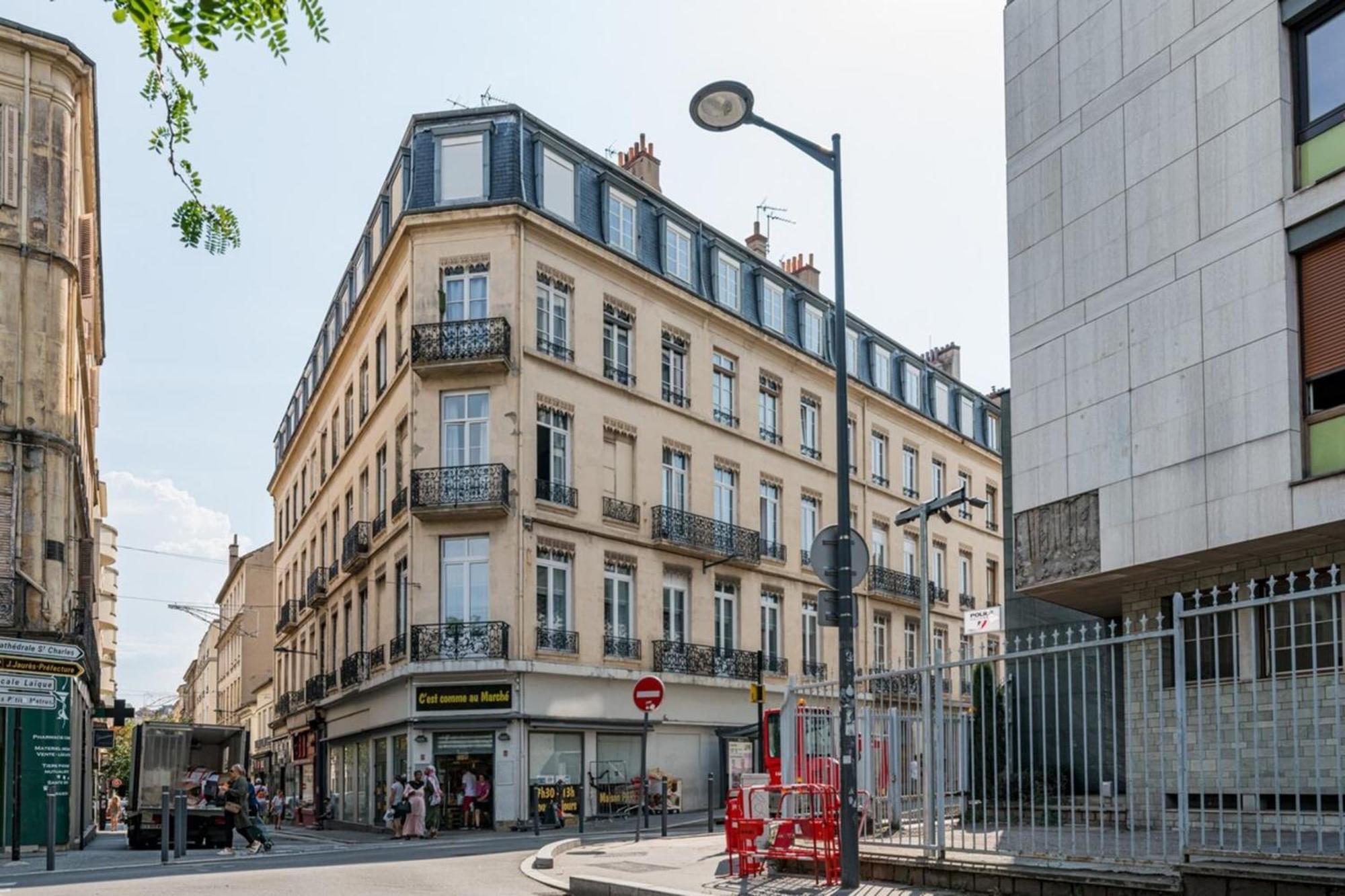 Beige Hospitalite - Gisele - Ultralux Balneo - Neuf 2 Chambres Saint-Etienne  Exterior foto